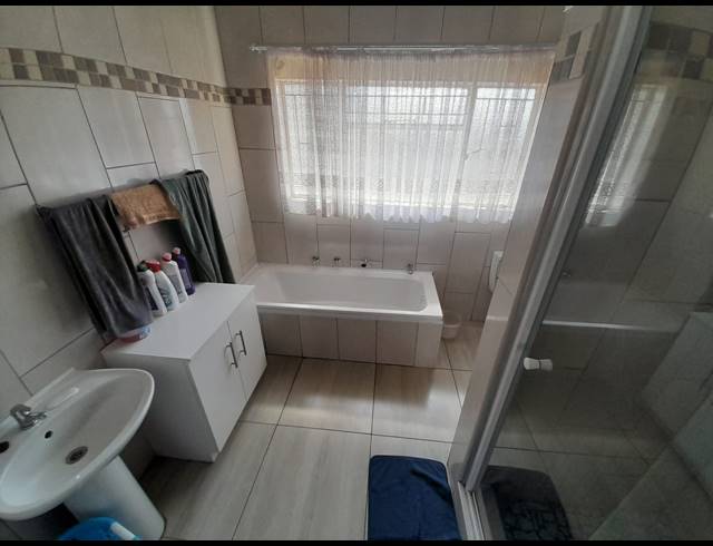 4 BEDROOM HOUSE FOR SALE IN OOS EINDE